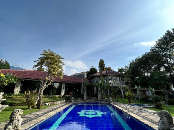 Jual villa di Cisarua