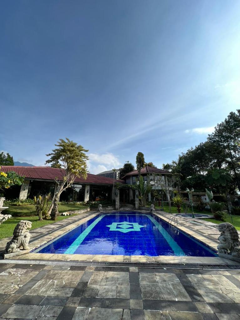 Jual villa di Cisarua