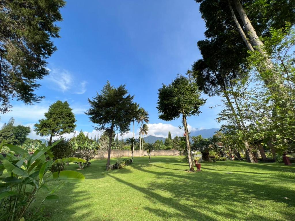 Jual villa di Cisarua