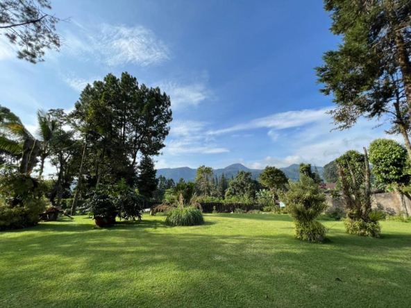 Jual villa di Cisarua