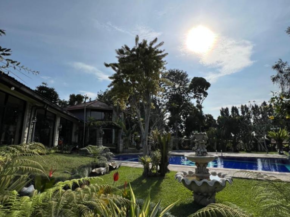 Jual villa di Cisarua