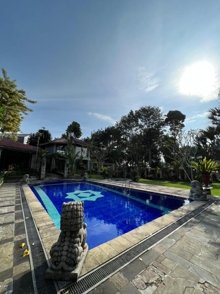 Jual villa di Cisarua