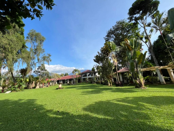 Jual villa di Cisarua