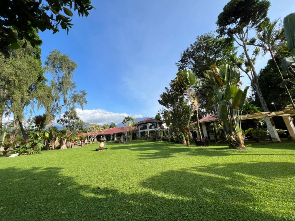 Jual villa di Cisarua